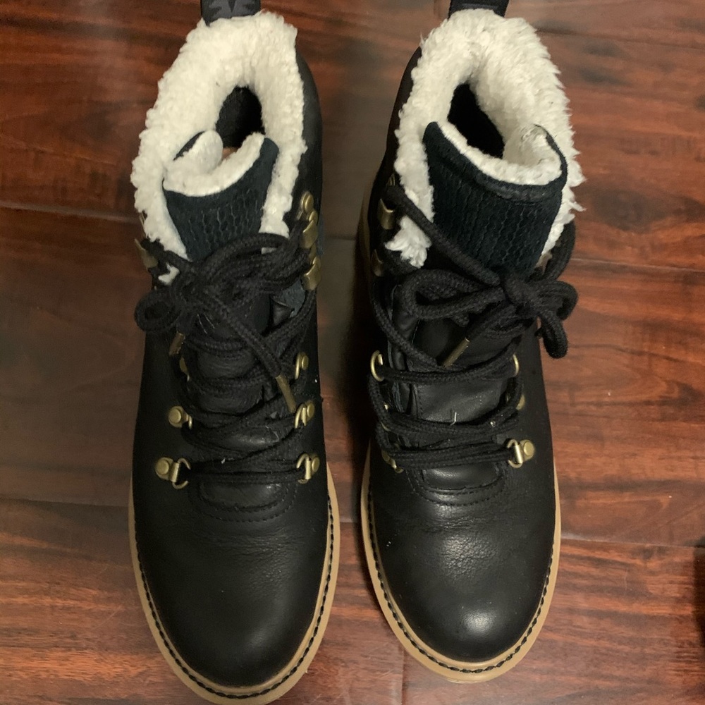 Toms Summit waterproof black leather boots